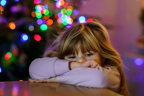 Trauriges Mädchen zu Weihnachten / iStock/romrodinka Trauriges Mädchen zu Weihnachten